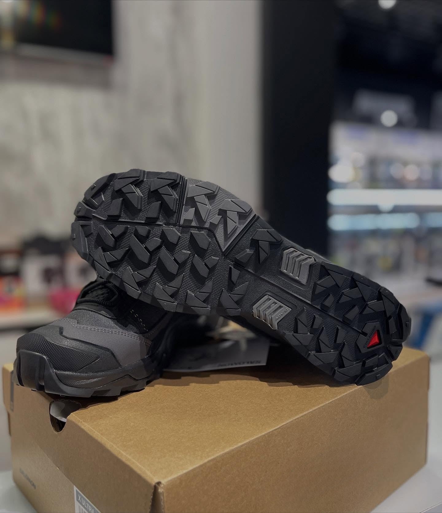 Medium-width Men's Hiking Shoes