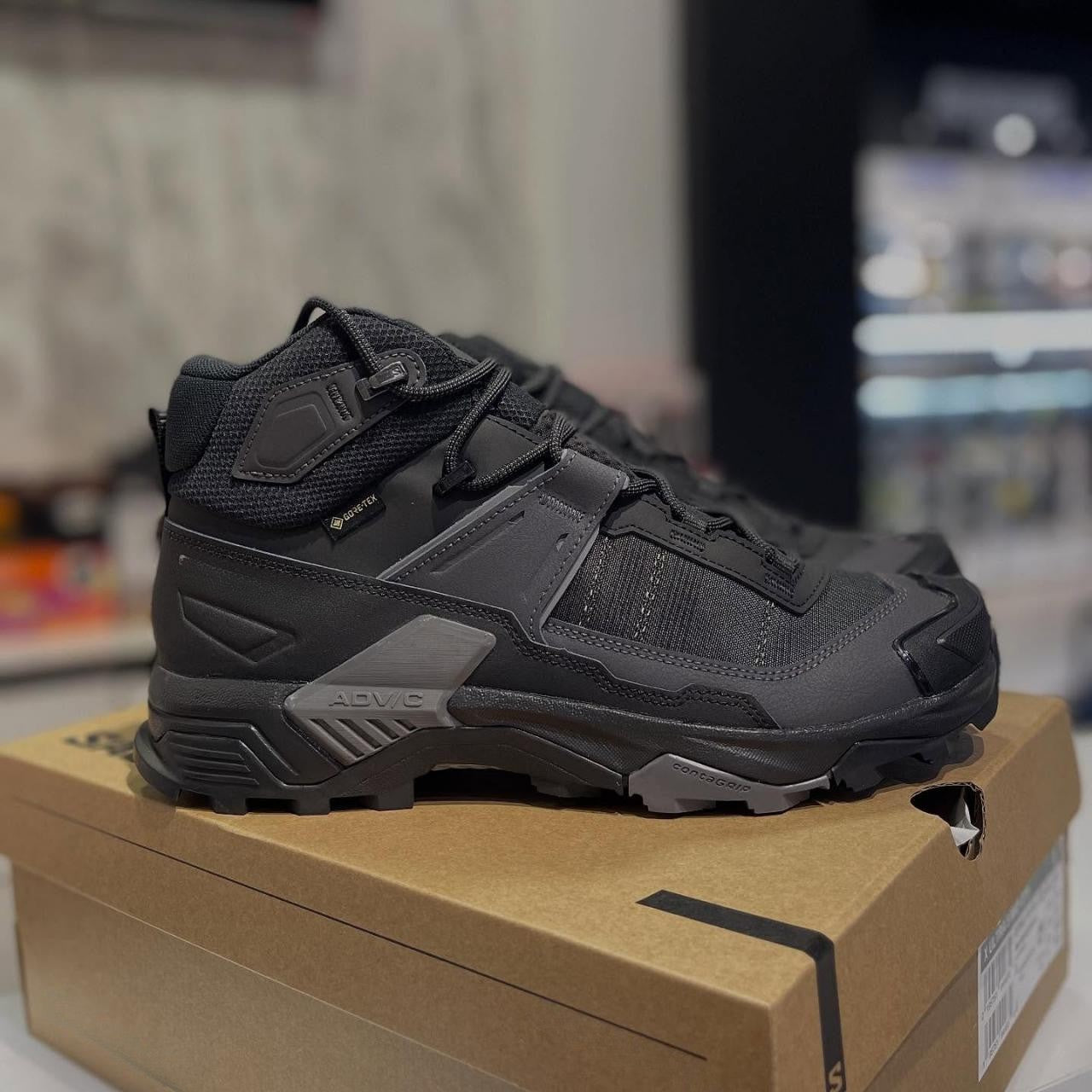 Medium-width Men's Hiking Shoes