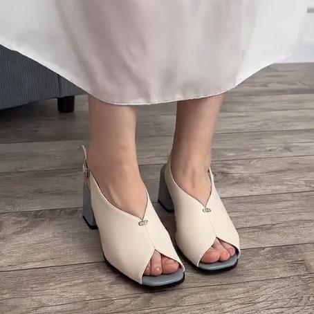 Color-block Design Peeple-toe Block Sandals